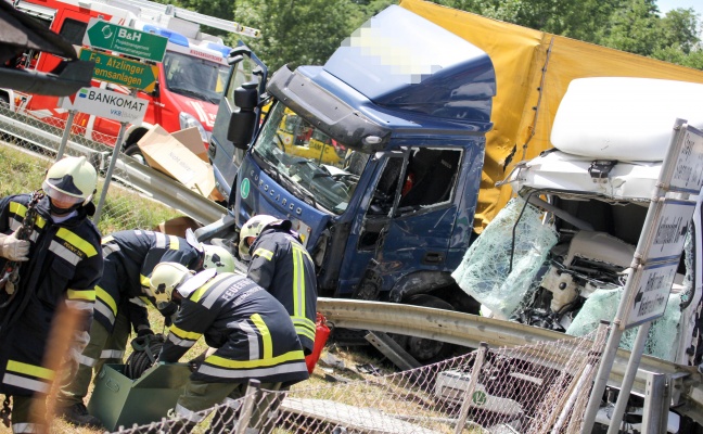 Schwerer Verkehrsunfall zwischen zwei LKW in Niederneukirchen