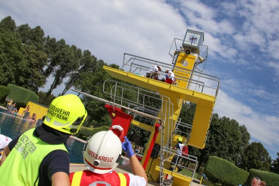 Einsatzübung des Roten Kreuzes und der Feuerwehr im Freibad Marchtrenk | Foto: laumat.at/Matthias Lauber Einsatzübung des Roten Kreuzes und der Feuerwehr im Freibad Marchtrenk