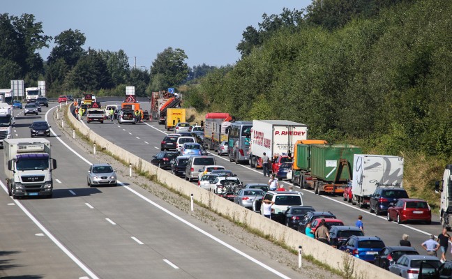 12 Kilometer Stau nach Unfall mit mehreren Fahrzeugen auf der Westautobahn