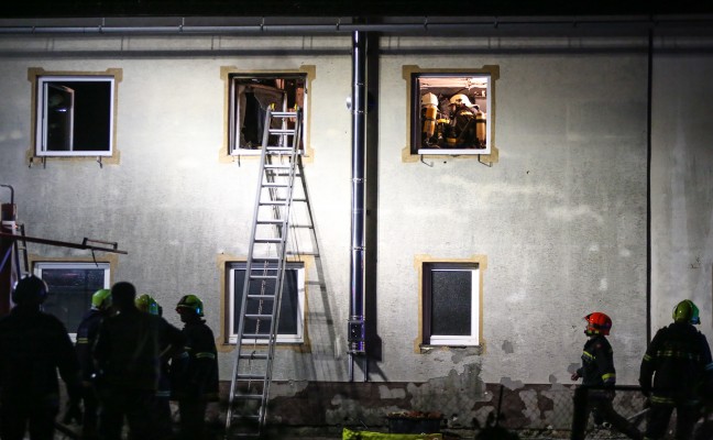 Fünf Feuerwehren bei Wohnungsbrand in Roitham am Traunfall im Einsatz