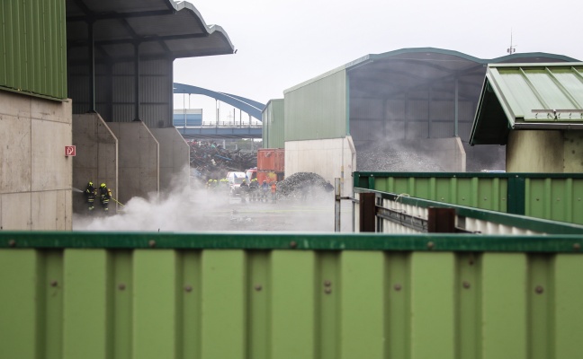 Brand in einer offenen Lagerhalle auf einem Schrottplatz in Edt bei Lambach