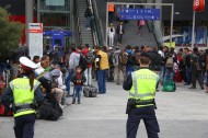 150 Flüchtlinge unangemeldet am Bahnhof eingetroffen und mit Bussen weitertransportiert