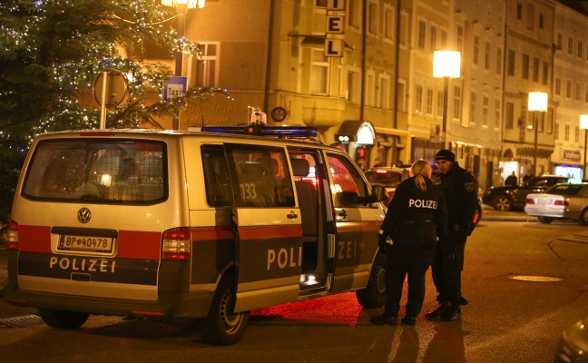 Großaufgebot der Polizei am Welser Stadtplatz im Einsatz