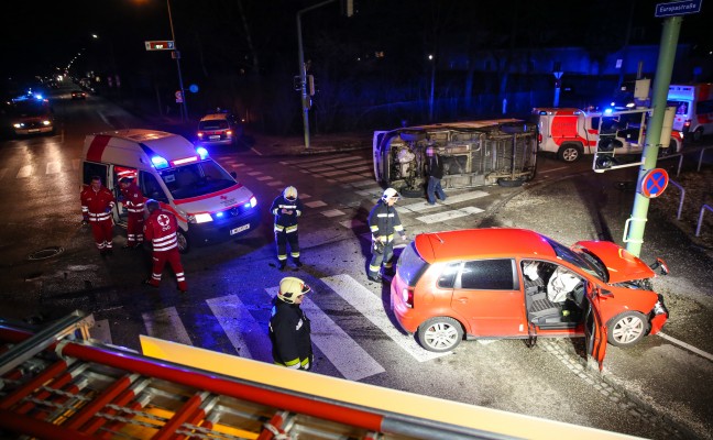 Heftiger Kreuzungscrash in Wels-Lichtenegg fordert zwei Verletzte