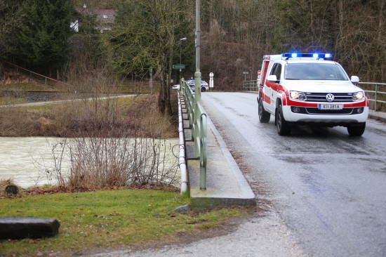 47-jährige Frau bei Scharnstein aus der hochwasserführenden Alm gerettet | Foto: laumat.at/Matthias Lauber 47-jährige Frau bei Scharnstein aus der hochwasserführenden Alm gerettet