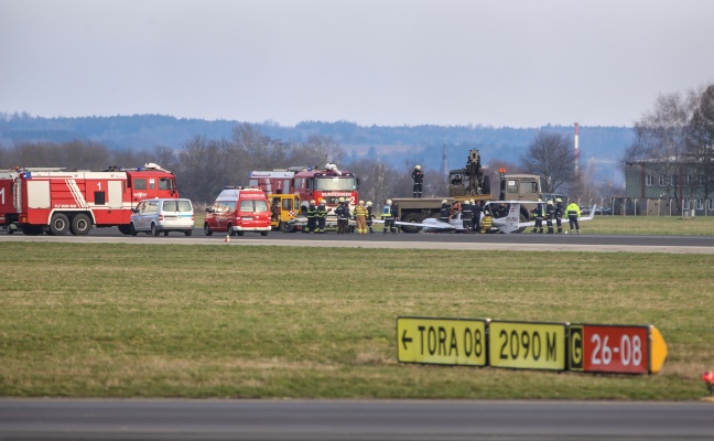 Kleinflugzeug landete ohne ausgefahrenem Fahrwerk am Flughafen in Hörsching