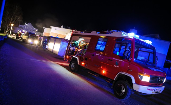 Feuerwehren bei Zimmerbrand in Rüstorf im Einsatz