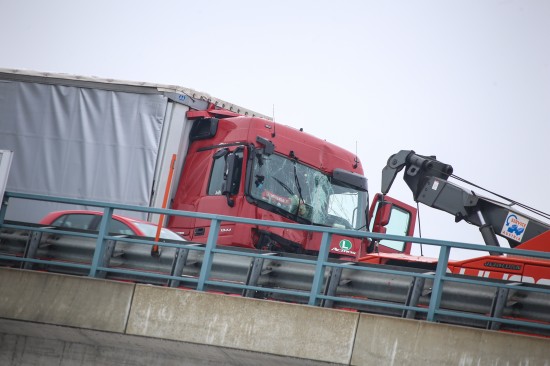 LKW-Unfall auf der Westautobahn bei Vorchdorf sorgte für erhebliche Verkehrsbehinderungen | Foto: laumat.at/Matthias Lauber LKW-Unfall auf der Westautobahn bei Vorchdorf sorgte für erhebliche Verkehrsbehinderungen