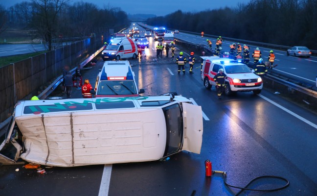 Verkehrsunfall auf der Welser Autobahn bei Weißkirchen an der Traun fordert sieben teils Schwerverletzte