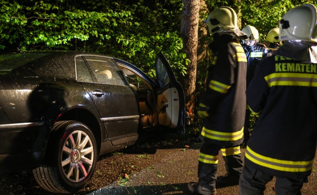 Fahrzeuglenker kracht in Kematen an der Krems mit Auto gegen Baum