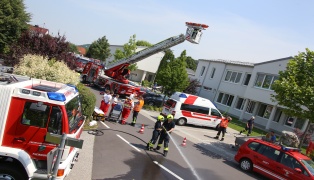 Feuerwehr und Rettungsdienst übten in der Volksschule Pucking für den Ernstfall | Foto: laumat.at/Matthias Lauber Feuerwehr und Rettungsdienst übten in der Volksschule Pucking für den Ernstfall