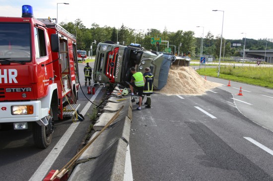 LKW mit Sägespänen auf Autobahnauffahrt bei Laakirchen umgestürzt | Foto: laumat.at/Matthias Lauber LKW mit Sägespänen auf Autobahnauffahrt bei Laakirchen umgestürzt