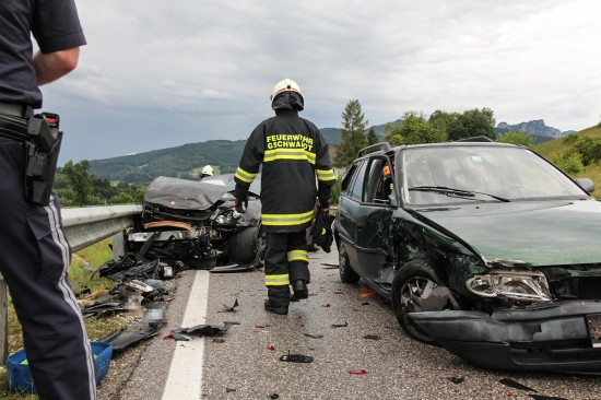 Teuren Sportwagen bei Unfall auf der Scharnsteiner Straße in Gschwandt gecrasht | Foto: laumat.at/Matthias Lauber Teuren Sportwagen bei Unfall auf der Scharnsteiner Straße in Gschwandt gecrasht