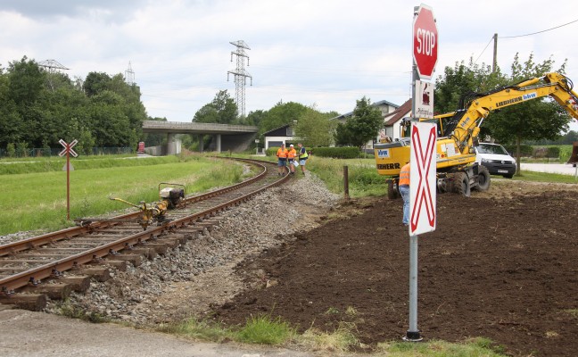 Reparaturarbeiten nach Kollision zwischen Zug und LKW in Sattledt dauern noch an