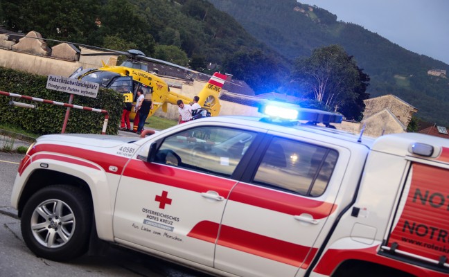 Zwei Babys nach Absturz mit Kinderwagen über steile Almwiese ins Krankenhaus geflogen
