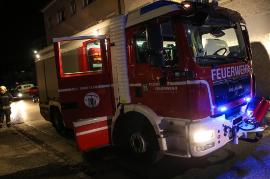 Feuerwehr bei Brand einer Mülltonne in Wels-Lichtenegg im Einsatz