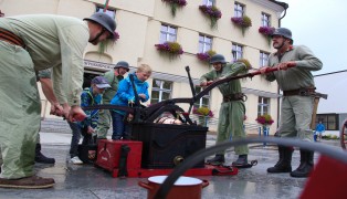 Historische und moderne Einsatzübung zum 120-Jahr-Jubiläum der Feuerwehr Bad Schallerbach | Foto: laumat.at/Matthias Lauber Historische und moderne Einsatzübung zum 120-Jahr-Jubiläum der Feuerwehr Bad Schallerbach