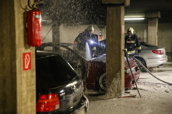 Brand eines Autos in der Tiefgarage einer Wohnanlage in Wels-Neustadt