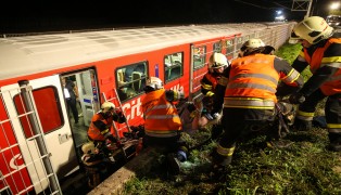Große nächtliche Übung der Einsatzkräfte auf Bahnstrecke in Traun | Foto: laumat.at/Matthias Lauber Große nächtliche Übung der Einsatzkräfte auf Bahnstrecke in Traun