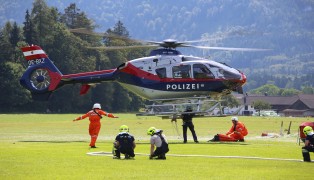 Einsatzkräfte übten in Scharnstein ein Flugnotfall-Szenario mit Waldbrand | Foto: laumat.at/Matthias Lauber Einsatzkräfte übten in Scharnstein ein Flugnotfall-Szenario mit Waldbrand