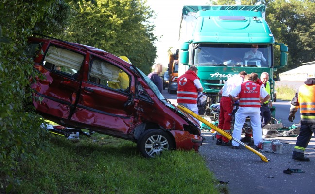 Schwerverletzter bei Verkehrsunfall zwischen LKW und PKW in Wels-Schafwiesen