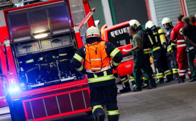 Drei Feuerwehren bei Brand in einem Gewerbebetrieb in Leonding im Einsatz