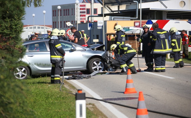 Frontalcrash auf der Paschinger Straße in Hörsching fordert zwei Verletzte