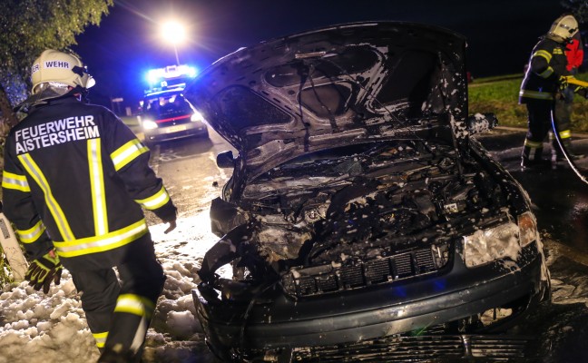 Auto krachte in Aistersheim gegen Baum und begann zu brennen