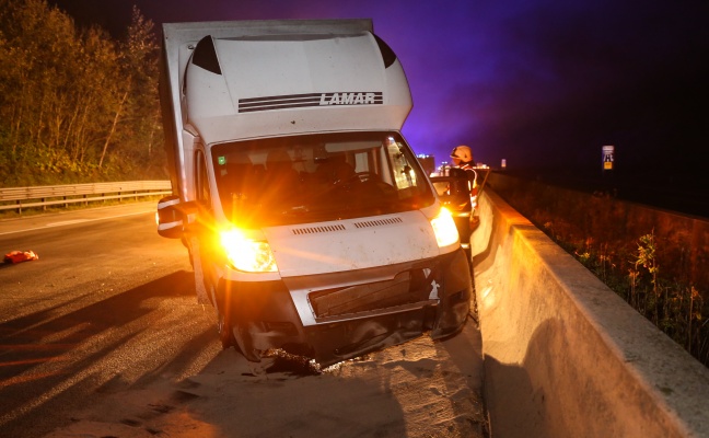 Verkehrsunfall mit Klein-LKW auf der Westautobahn bei Pucking