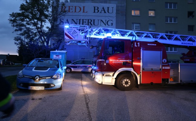 Feuerwehr und Rauchfangkehrer bei Kaminbrand in Wels-Pernau im Einsatz