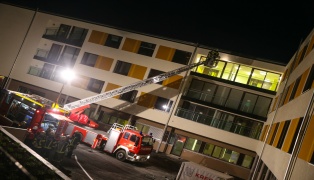 Übung der Feuerwehren im Neubau des Bezirksalten- und Pflegeheims Kallham | Foto: laumat.at/Matthias Lauber Übung der Feuerwehren im Neubau des Bezirksalten- und Pflegeheims Kallham