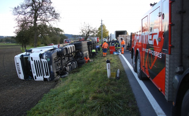 Vollbeladener LKW bei Verkehrsunfall auf der Wallerner Straße in Pichl bei Wels umgestürzt