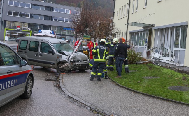 Auto durchschlug bei Verkehrsunfall in Thalheim bei Wels Fassade eines Büros