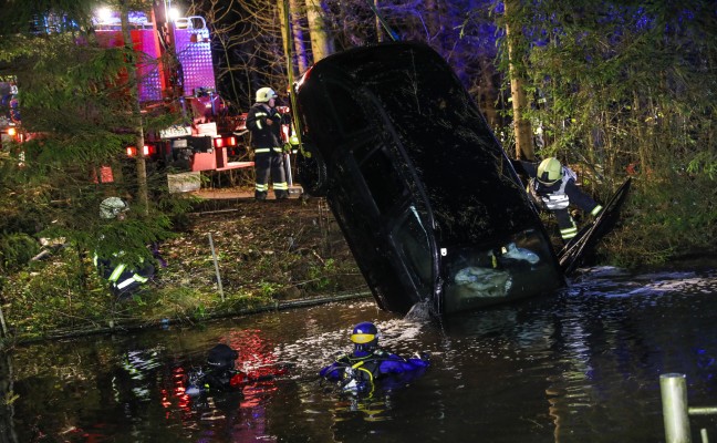 PKW-Lenker landet bei Verkehrsunfall in Sattledt mit Auto im Fischteich