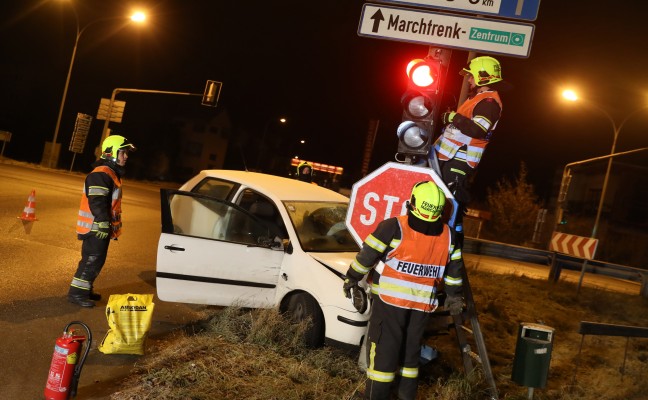 Auto kracht bei Unfall in Marchtrenk gegen Verkehrsampel