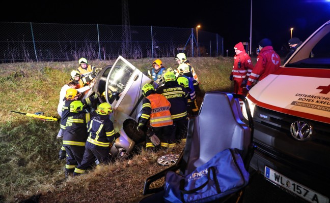 Feuerwehr befreit Autolenkerin nach Verkehrsunfall in Marchtrenk aus Fahrzeug