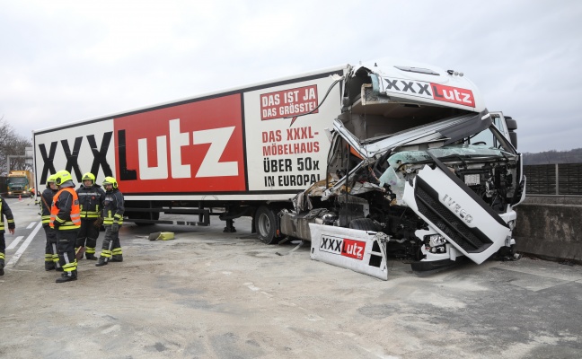 Schwerer LKW-Crash auf der Westautobahn bei Ansfelden