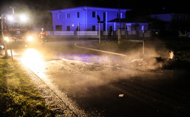 Feuerwehr bei Brand eines Altpapiercontainers in Wels-Puchberg im Einsatz