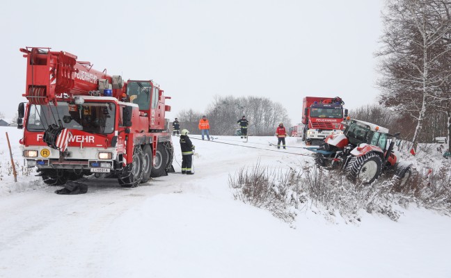 Traktor kam beim Schneeräumen in Sipbachzell von der Fahrbahn ab