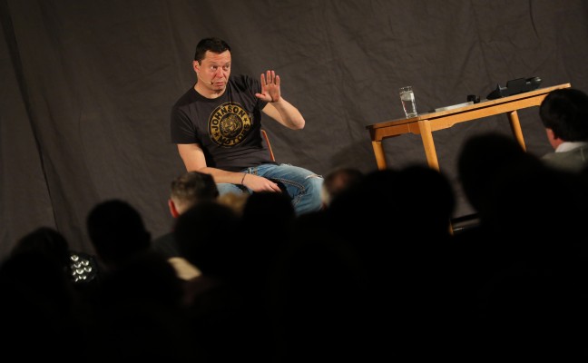 Komiker Alex Kristan sorgte mit "Jetlag für Anfänger" für unterhaltsamen Abend in Oftering