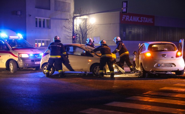 Kreuzungscrash in Wels-Pernau fordert zwei Verletzte