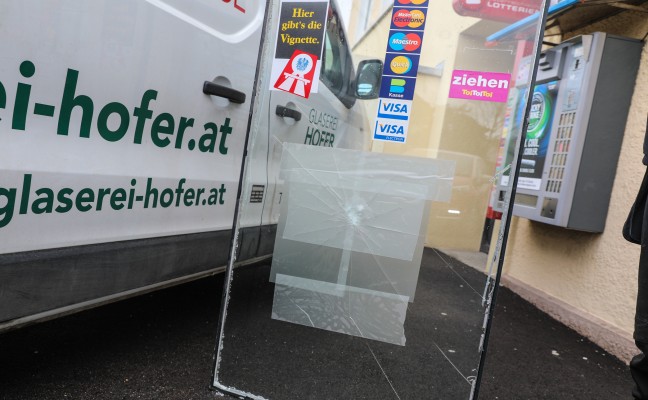 Einbrecher scheiterte an stabiler Glastüre einer Trafik in Wels-Pernau