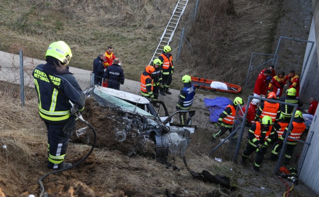 Auto knallt nach Unfall auf der Westautobahn bei Allhaming in Böschung einer Unterführung