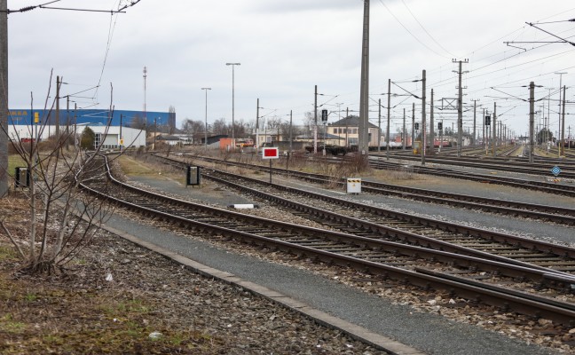 Unbekannte Täter legten Fußballtor auf Schienen des Verschiebebahnhofs in Wels-Neustadt