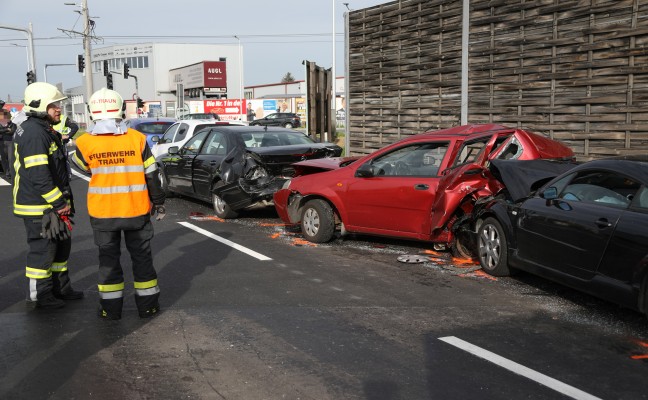Tödlicher Unfall mit sechs beteiligten Fahrzeugen in Pasching