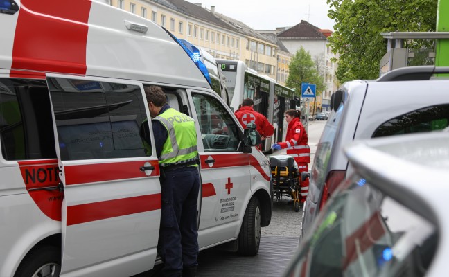 Drei Verletzte bei Beinahe-Crash zwischen Auto und Linienbus in Wels-Innenstadt