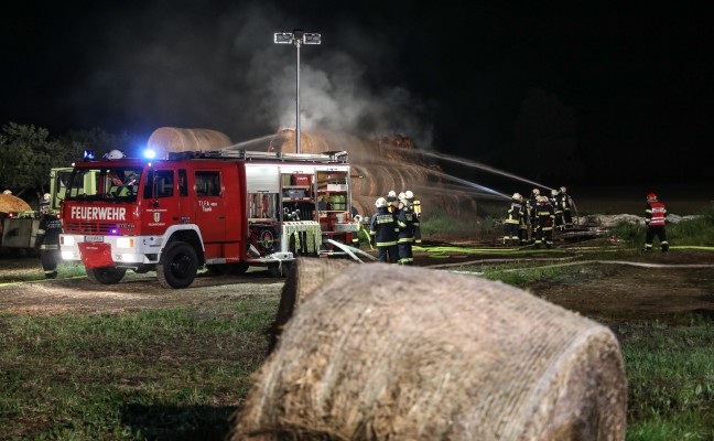 Strohballenlager in Feldkirchen an der Donau in Flammen aufgegangen