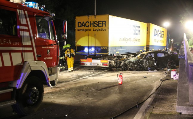 PKW-Lenker bei schwerem Crash mit Gefahrgut-LKW in Ansfelden im Auto eingeklemmt