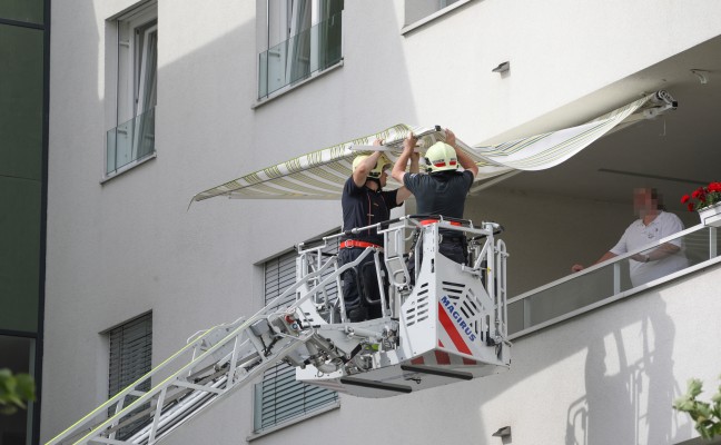 Feuerwehr sicherte beschädigte Sonnenmarkise vor starken Windböen