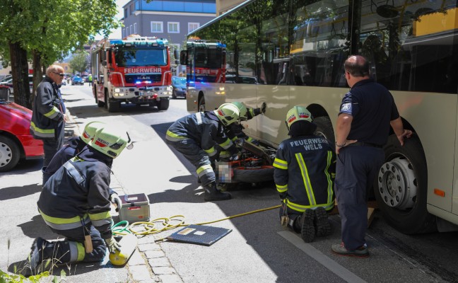Junger Lenker unverletzt: Motorrad bei Unfall in Wels-Innenstadt unter Bus eingeklemmt